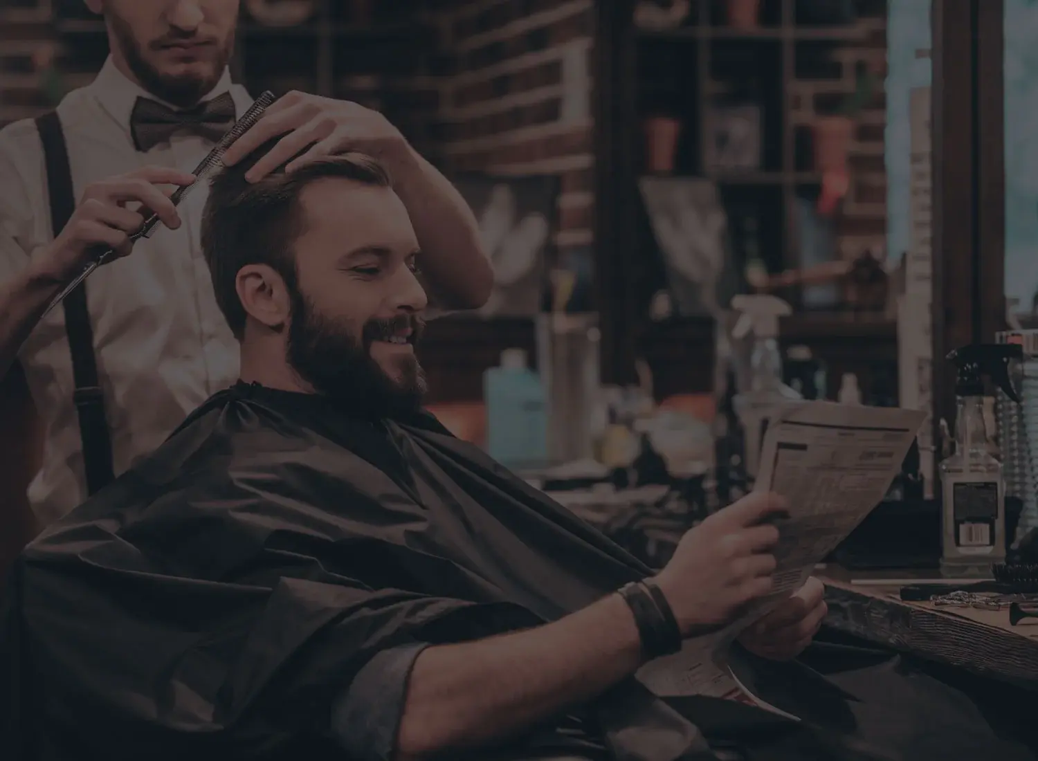 Barber en plein travail sur une coupe degradee